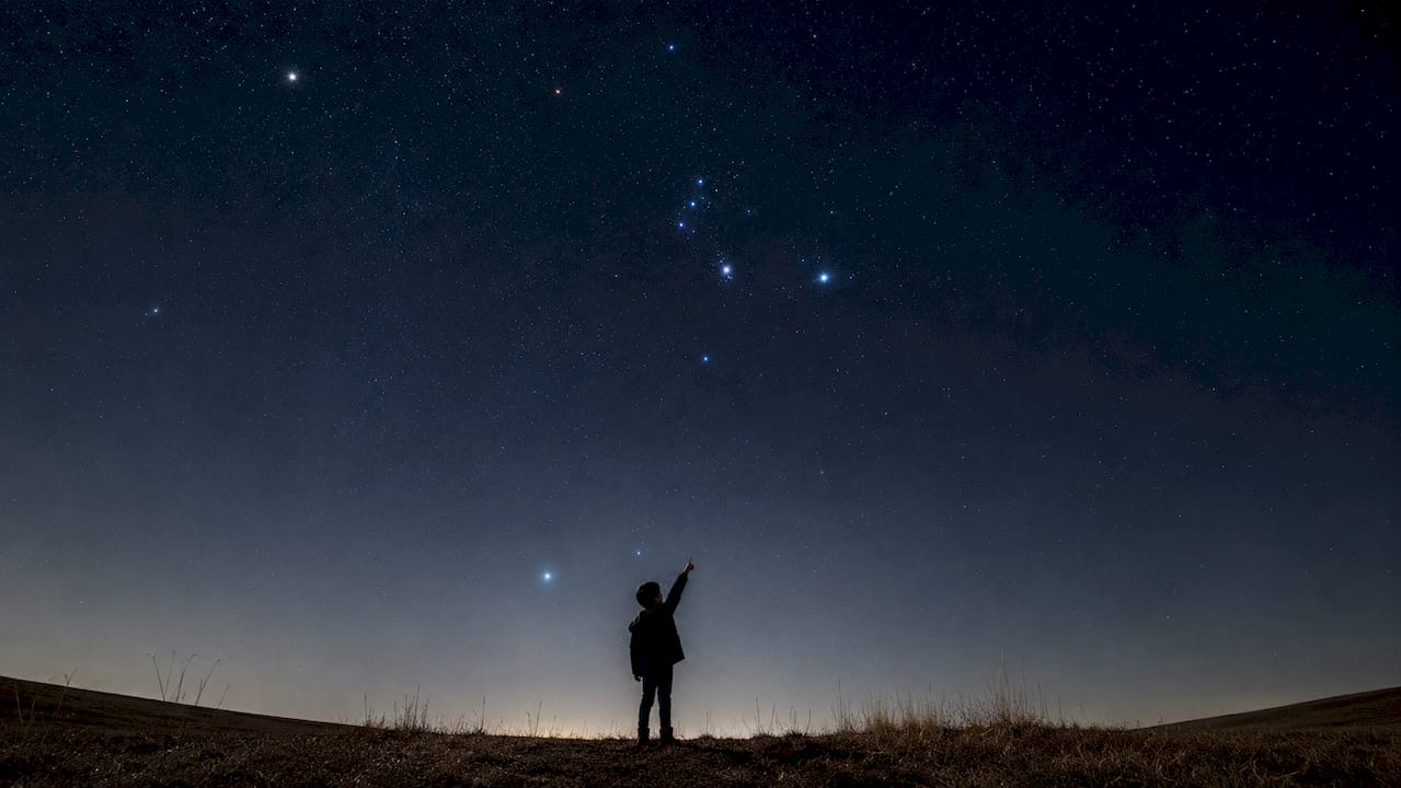 La constellation d'Orion apparaît dans un ciel nocturne sombre