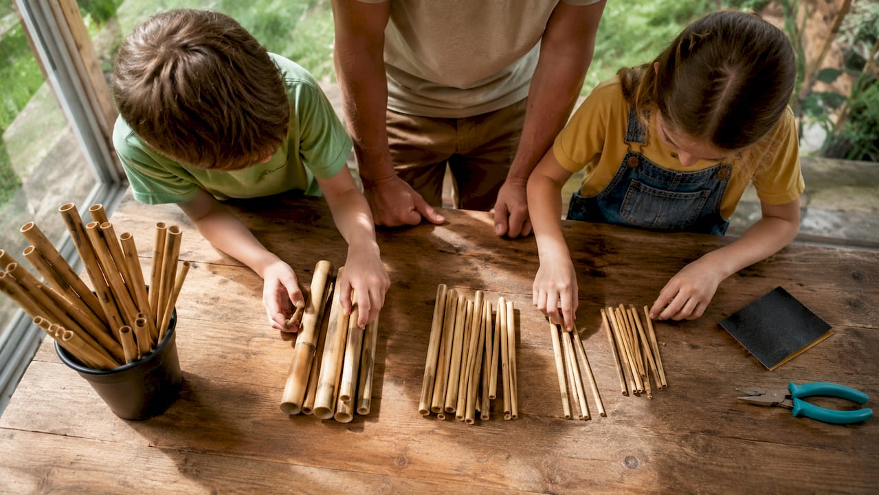 Des enfants qui trient des tiges de bambou
