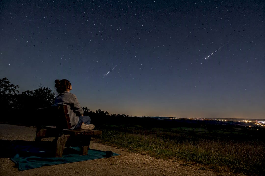 Parc sombre avec une vue dégagée sur l’horizon pour observer