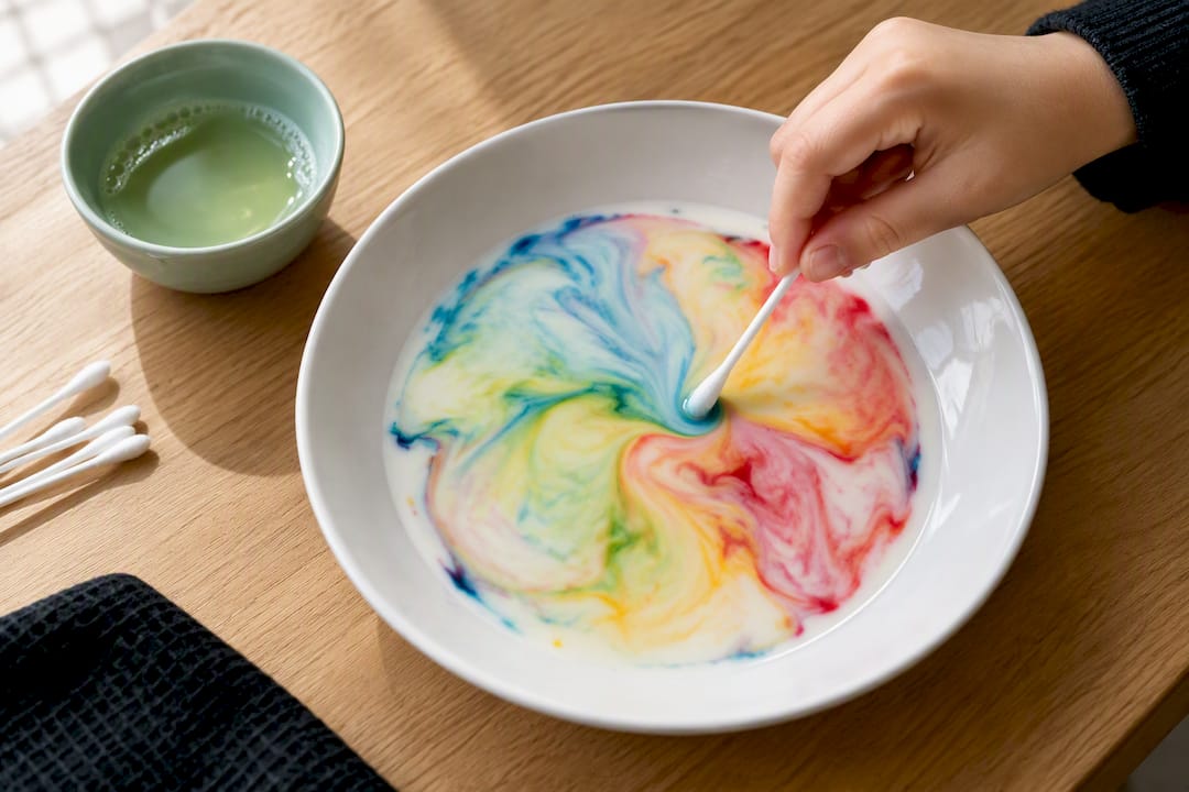 Lait coloré dans une expérience scientifique