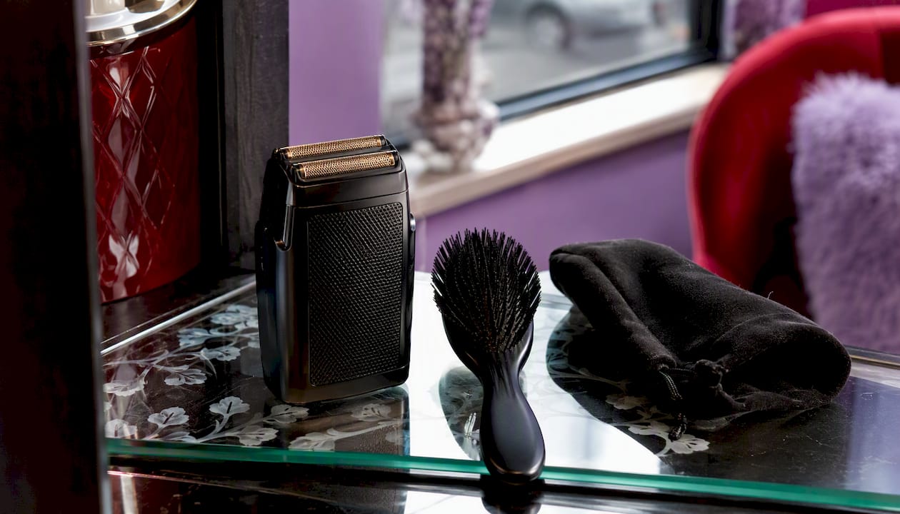 Close-up of BaBylissPRO BlackFX shaver and accessories