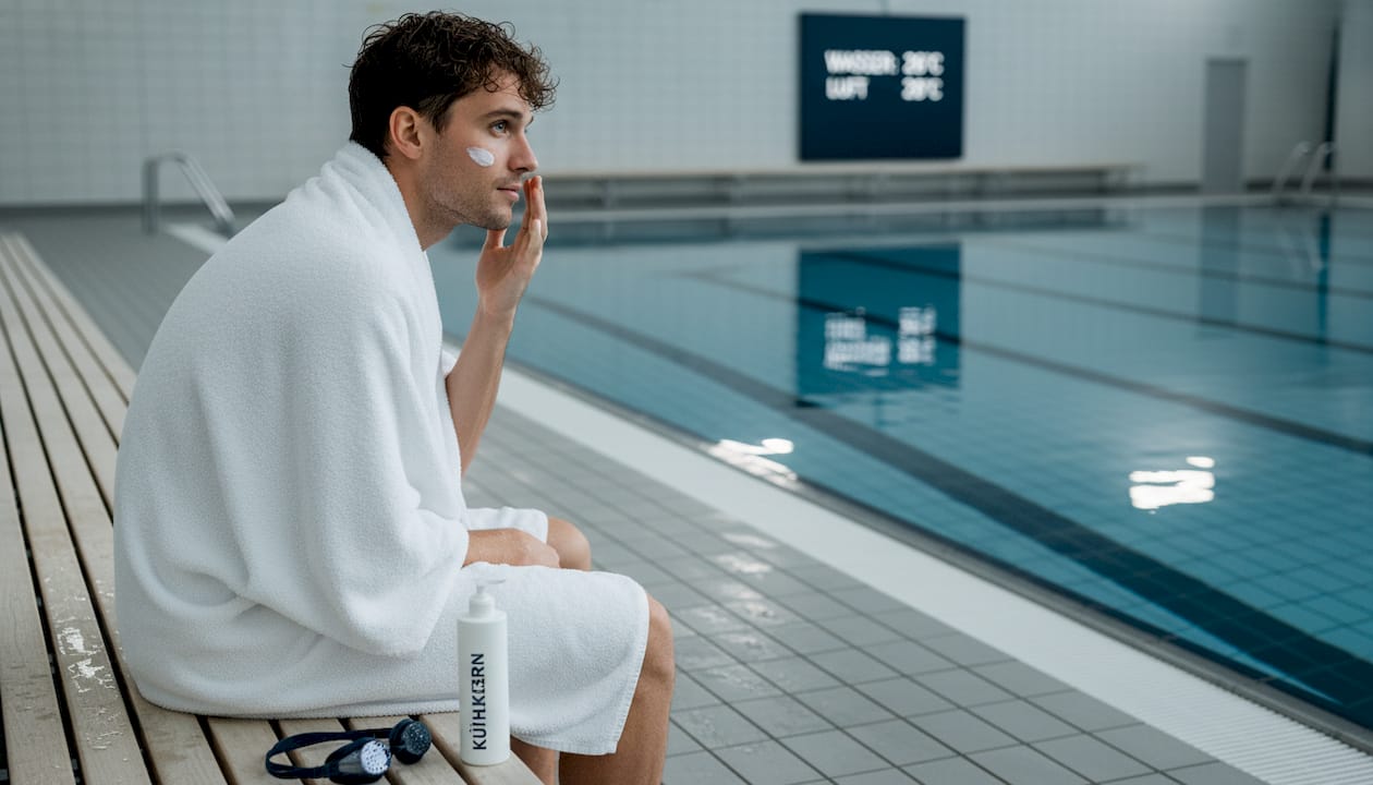 Nach dem Training cremt sich der Schwimmer mit Feuchtigkeitslotion ein.