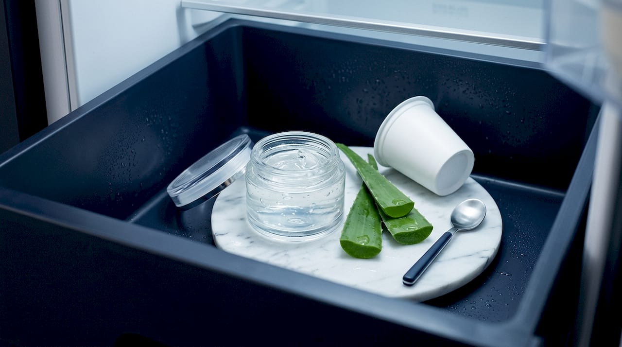 Ein Tipp: Im Kühlschrank aufbewahrt, sorgt Aloe-Vera-Gel für einen extra Frischekick auf der Haut.