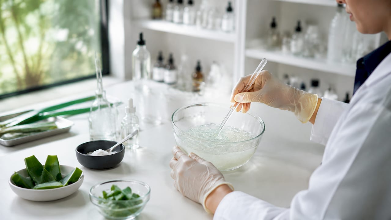 Im Labor werden per Hand verschiedene natürliche Inhaltsstoffe für ein kühlendes Gel miteinander vermischt.
