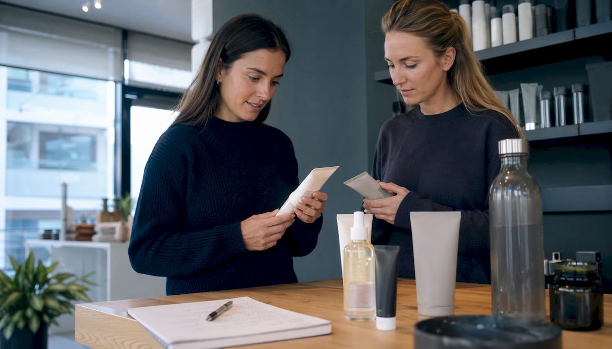 Viele Frauen achten beim Kauf von Naturkosmetik besonders darauf, die Inhaltsstoffe zertifizierter Produkte miteinander zu vergleichen.
