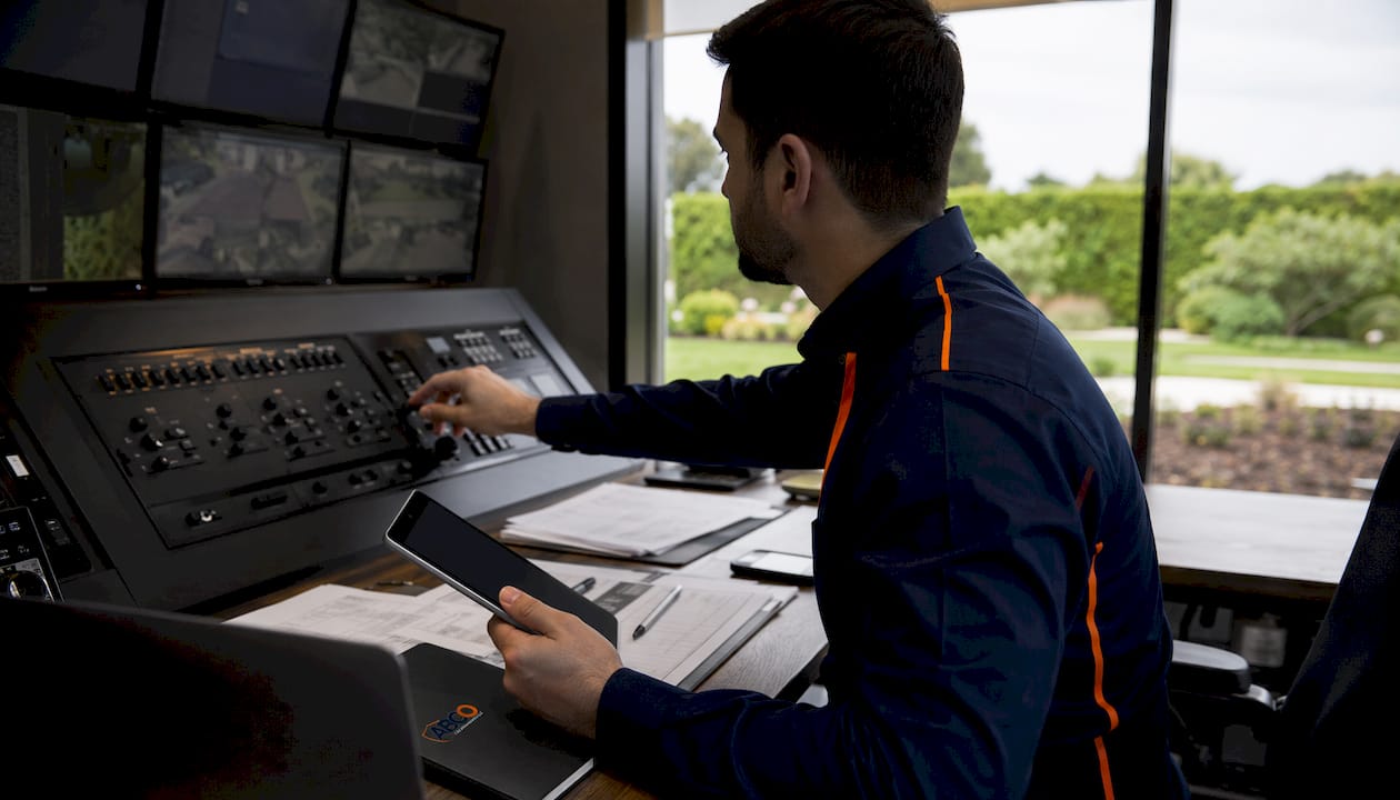 Security for government buildings: a decision-maker's guide 9 Hands managing electronic security controls