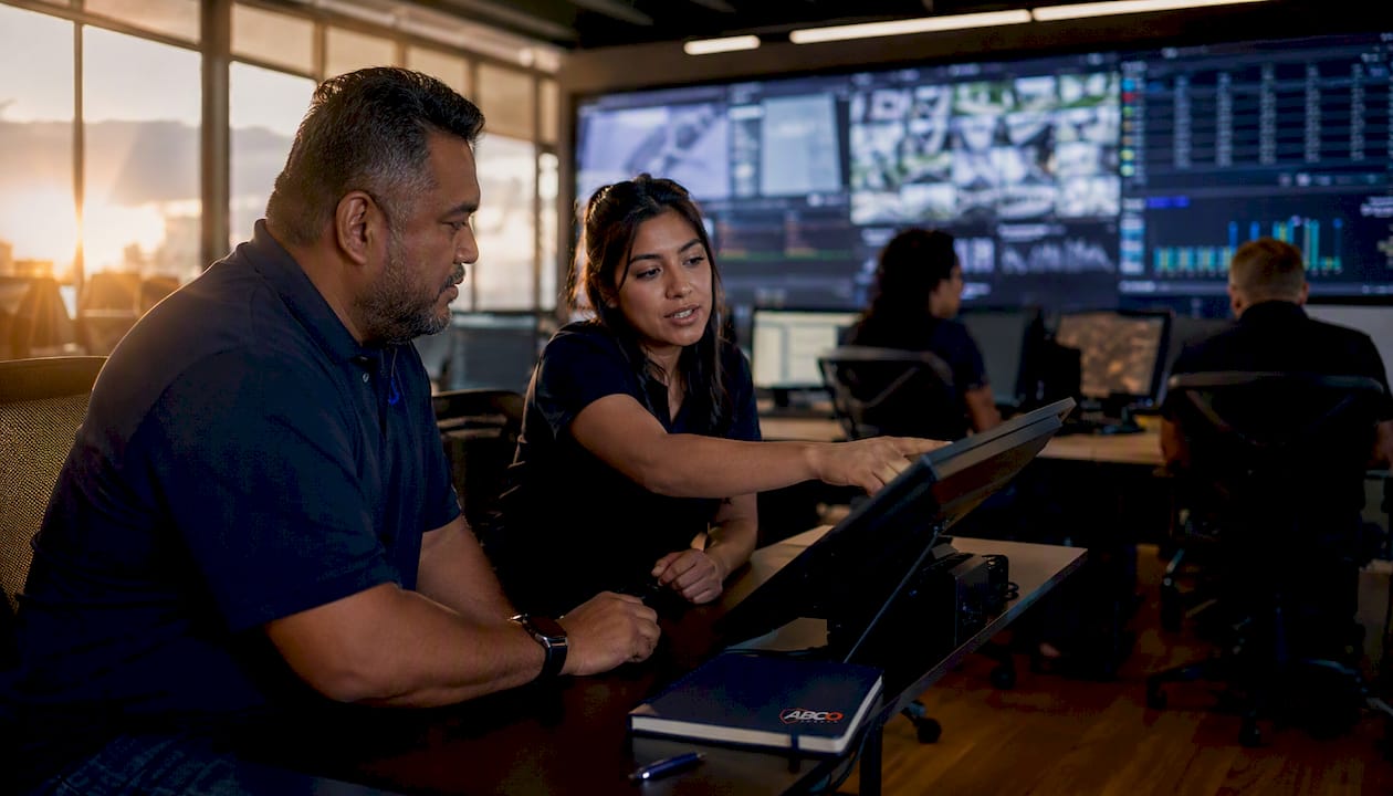 Virtual guarding for Australian sites: a procurement guide 10 Operators collaborating in security control room