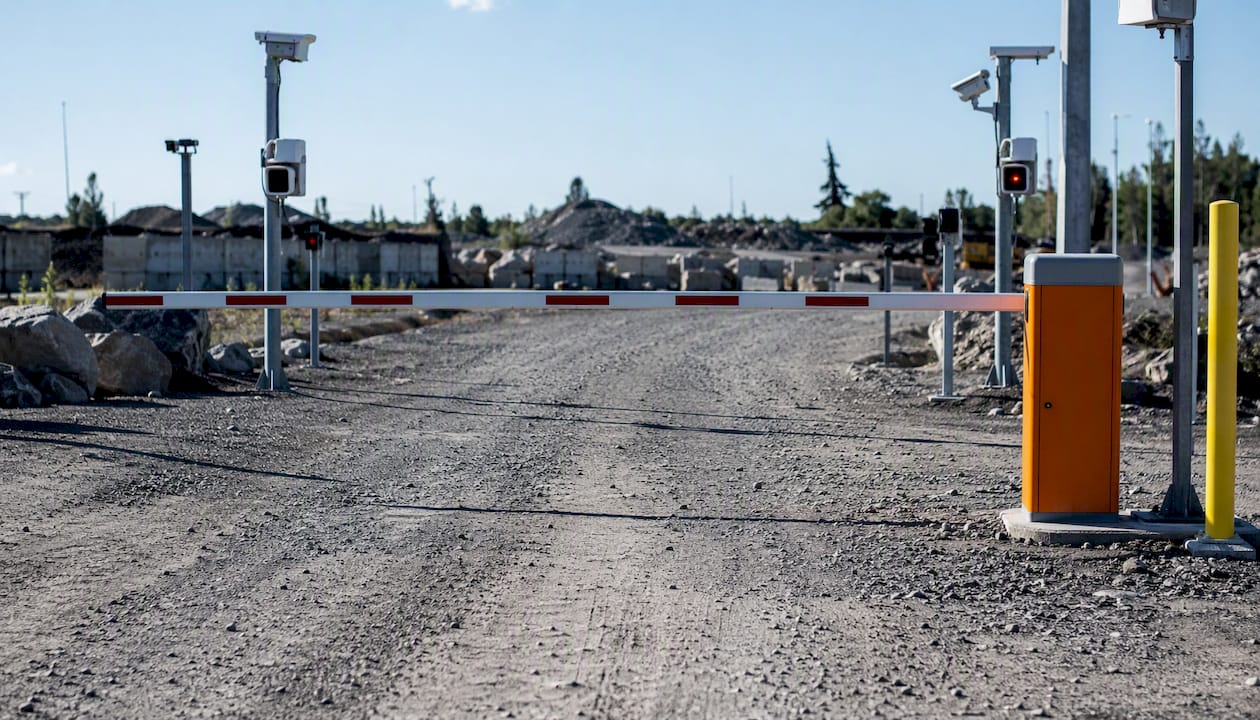 Construction site access control: a practical guide for site managers 9 Boom gate with vehicle sensors on construction site