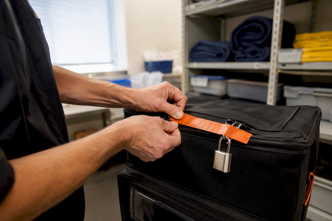 Cash handling security: a practical checklist for owners 9 Hands sealing locked cash bag