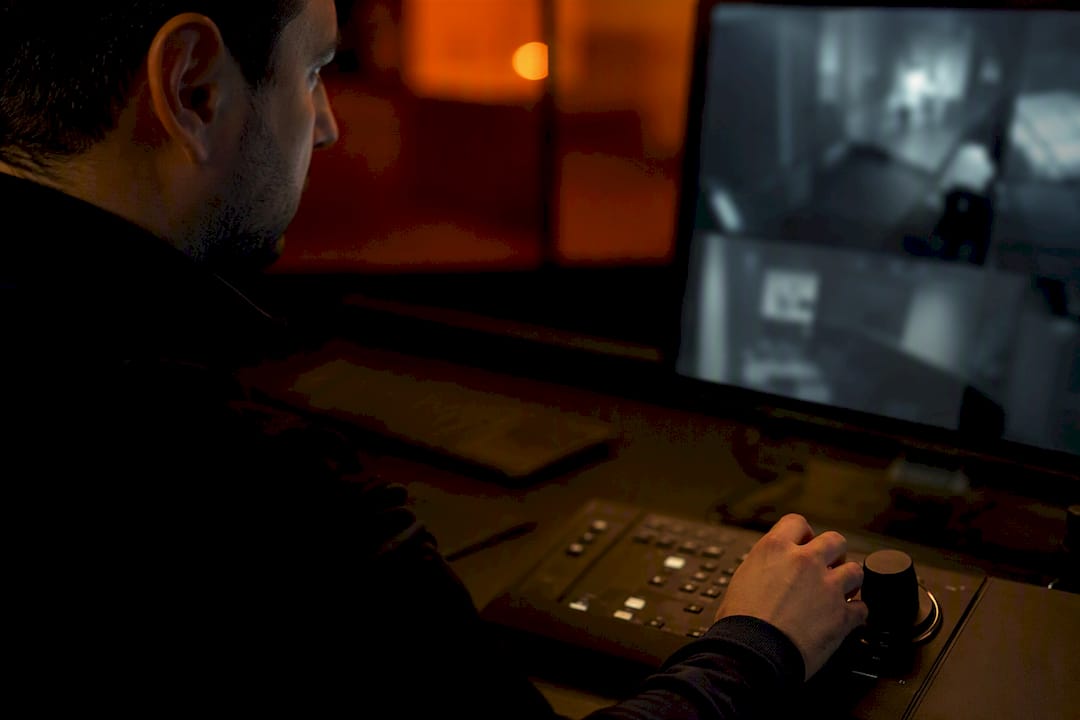 Remote video monitoring: what it is and how to choose a provider 8 Operator verifying remote video alerts
