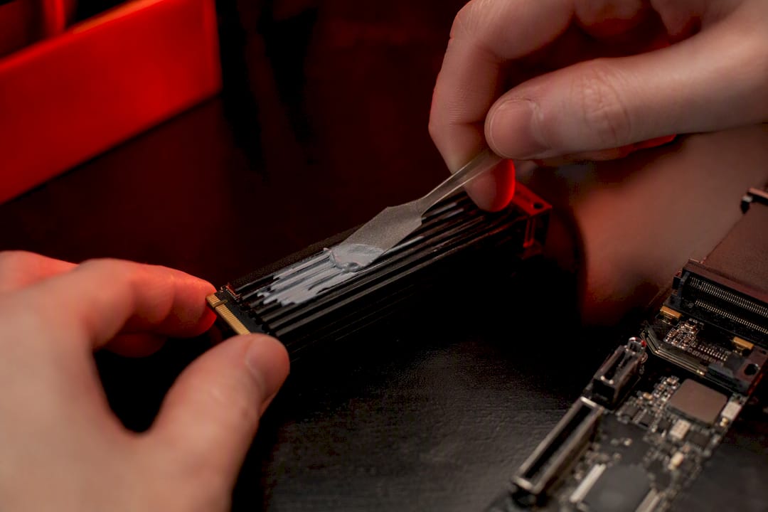 Applying thermal paste on NVMe SSD heatsink