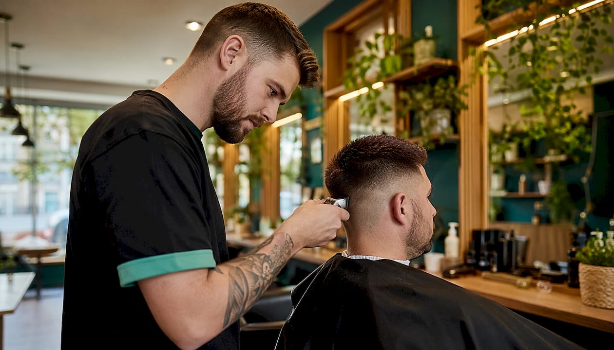 Barber práve dokončuje prechod na bokoch hlavy v oblasti kútov.