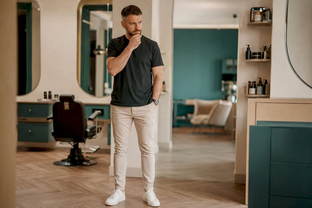 Muž vyberá možnosť strihu v barbershope