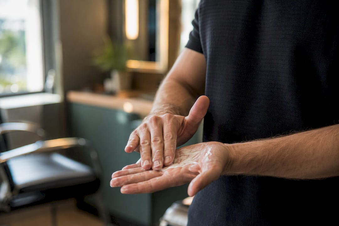 Barber si trie vosk medzi rukami
