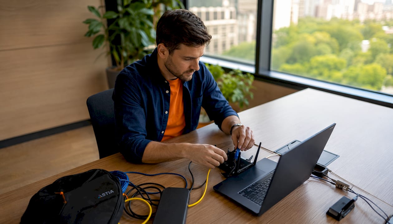 Systeembeheerder houdt toezicht op de IT-apparatuur in de serverruimte.