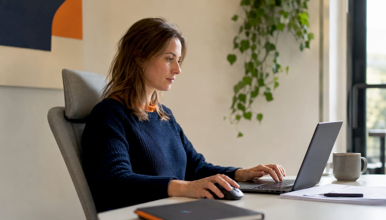 Een vrouw werkt vanuit huis met de SecuDoc add-in.