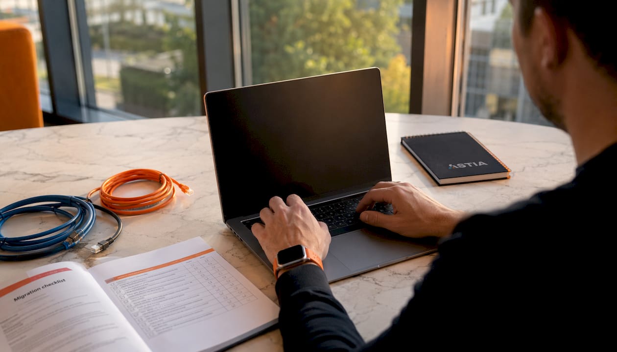 Iemand werkt aan een migratiechecklist op zijn laptop