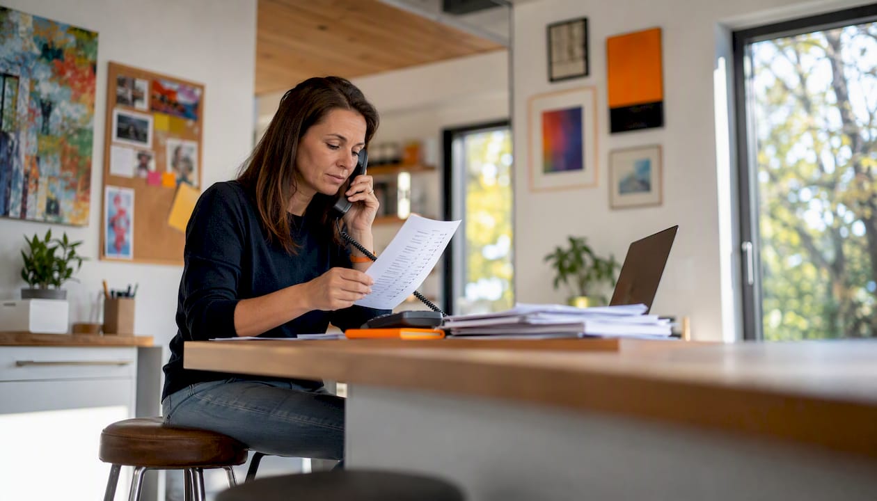 Ondernemer van een klein bedrijf die zelf de IT-support regelt