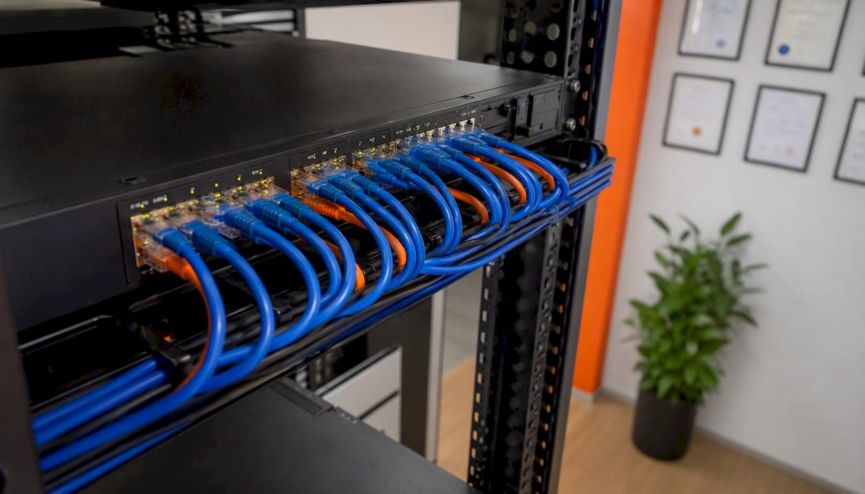 SIP-trunkbekabeling voor telecom aangesloten op de hardware