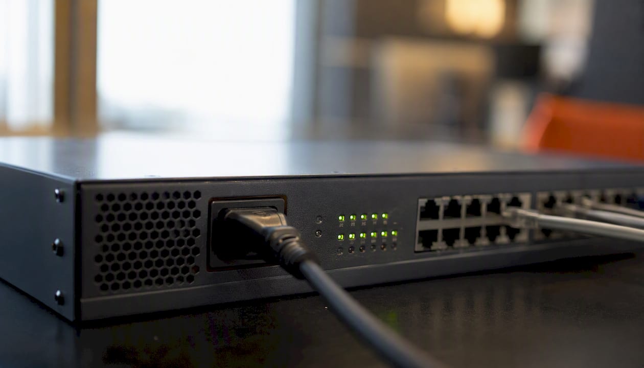 Detailopname van de statuslampjes voor stroom en PoE op de switch