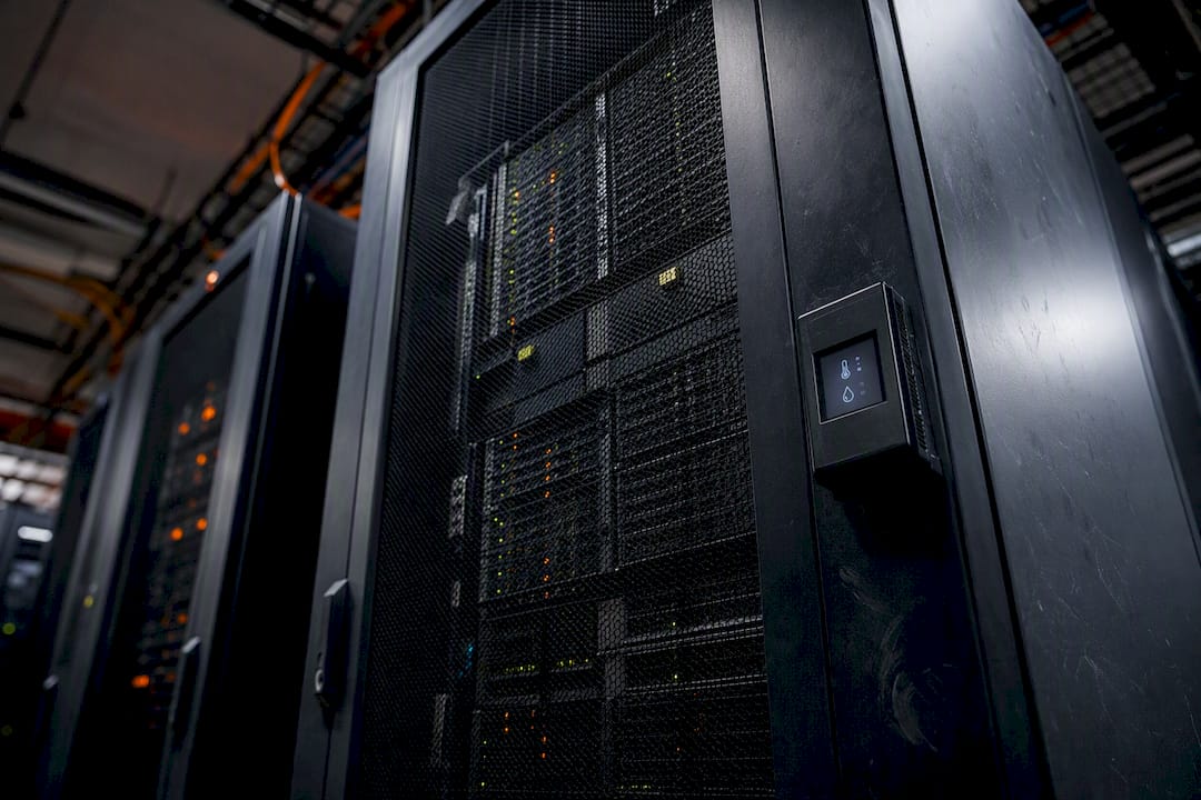 Detailopname van ventilatieroosters en sensoren in een serverruimte
