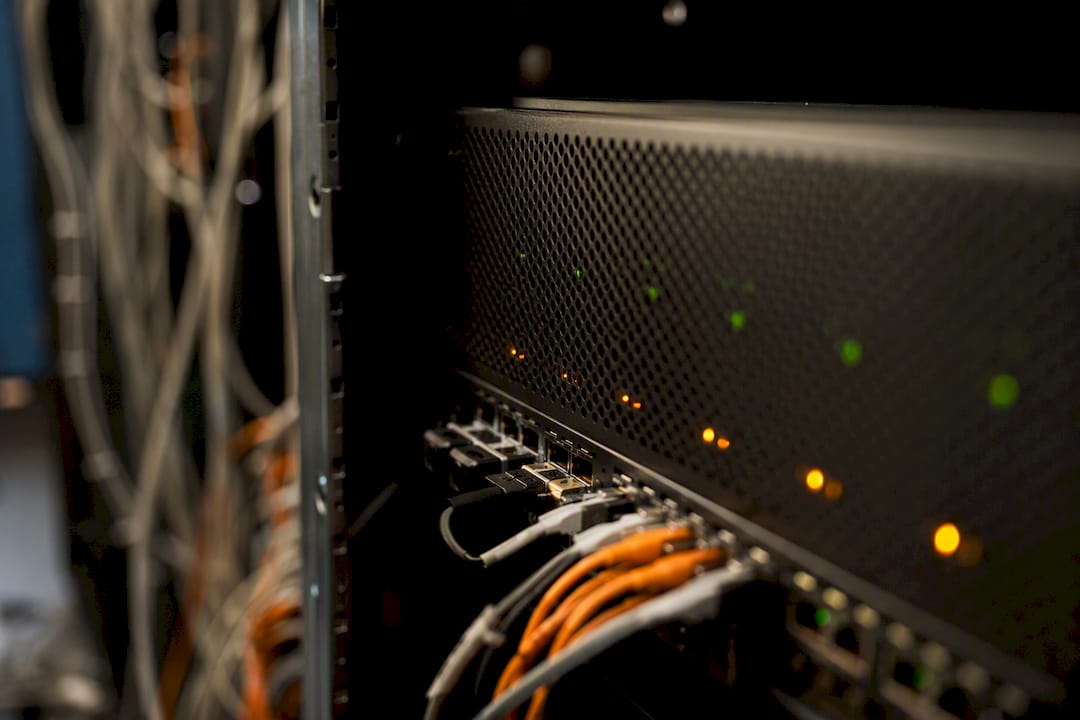 Close-up van details van een beveiligingsapparaat in een serverrek