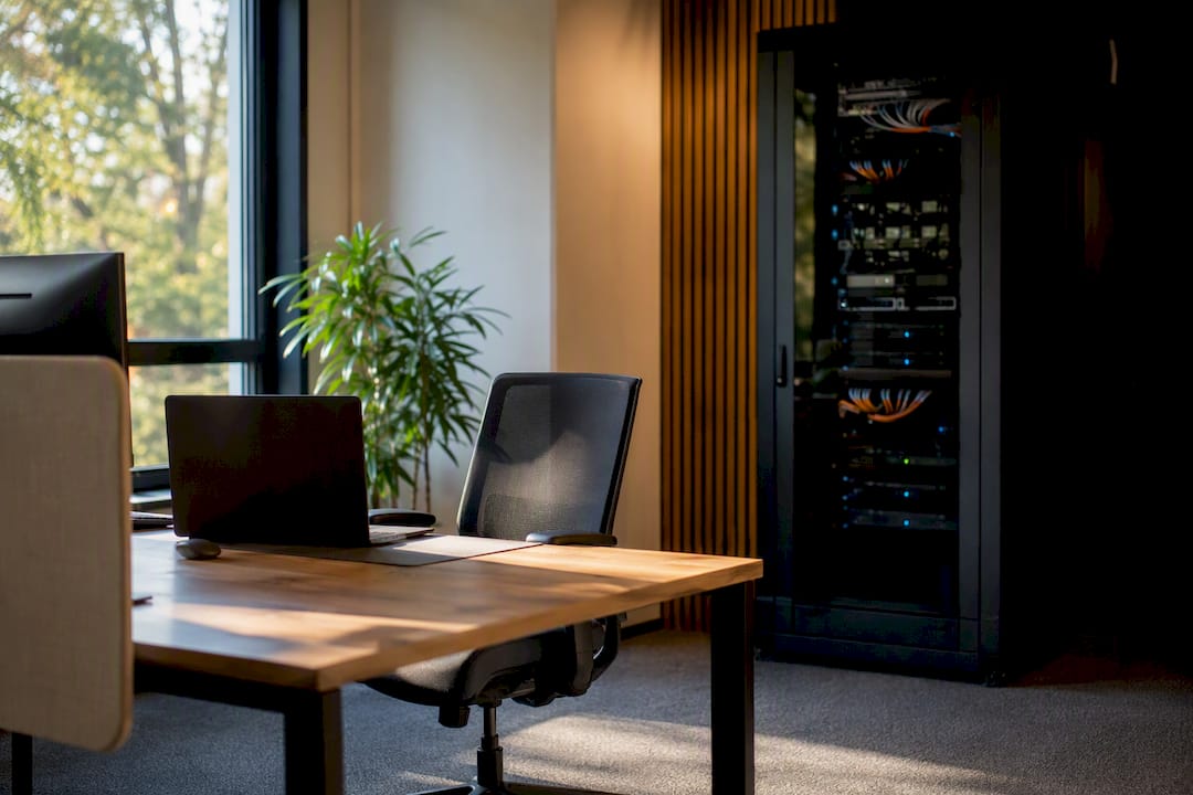 Moderne kantoorwerkplek met een netwerkrek