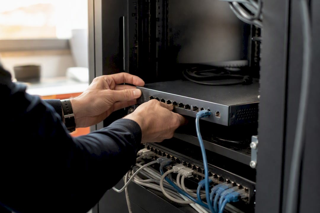 Handen die een testnetwerkapparaat configureren voor patching