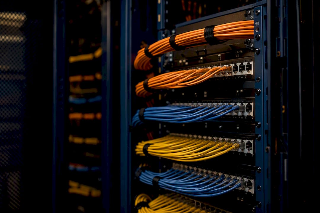 Netjes georganiseerde netwerkkabels in de IT-ruimte