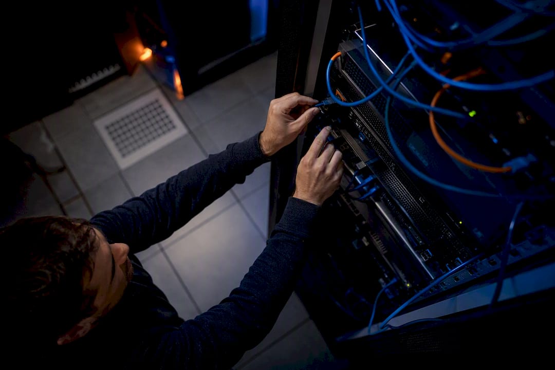 IT-medewerkers die een beveiligingsapparaat in de serverruimte afstellen