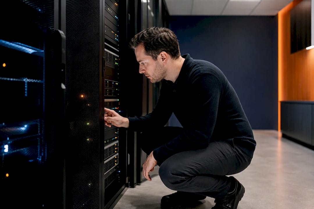 IT-specialist houdt de serverstatus in de gaten tijdens de cloudmigratie
