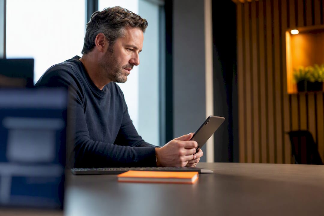 IT-adviseur controleert apparaatregistratie tijdens migratie