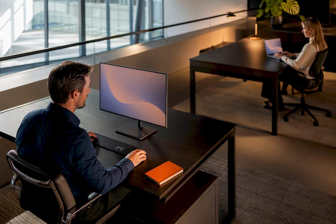 Collega's werken samen in een moderne werkruimte