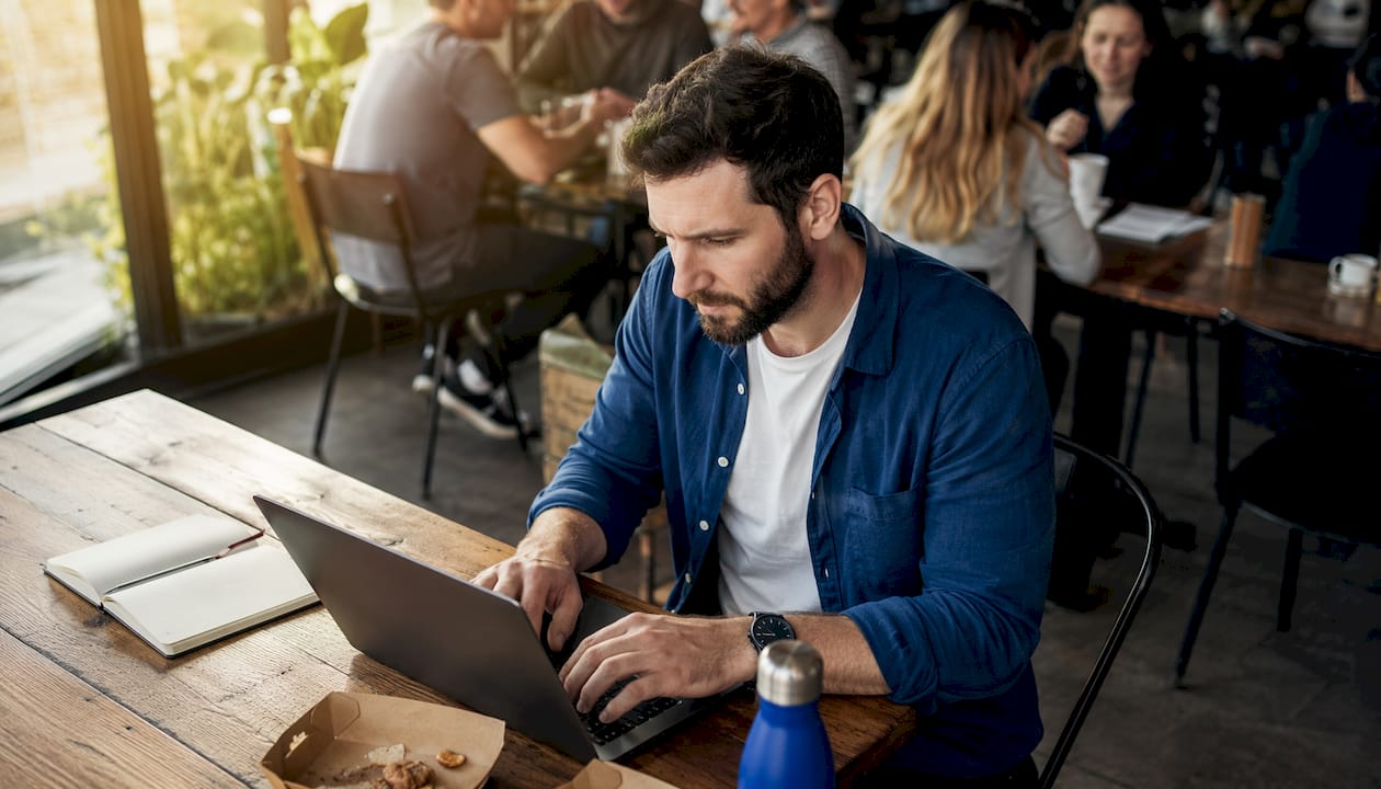 Responsable d'une boutique en ligne travaillant depuis son domicile