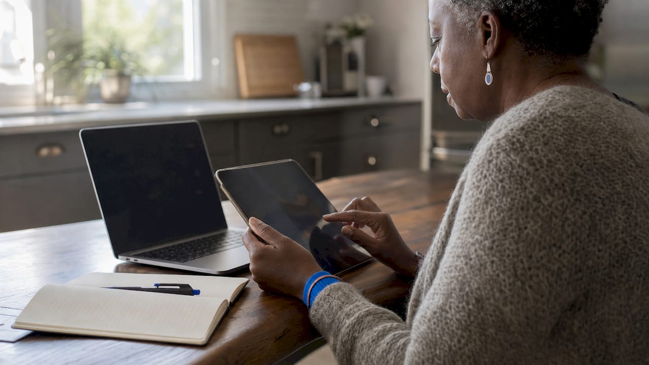 Un utilisateur consulte et gère les stocks sur une tablette dédiée à la gestion des inventaires.