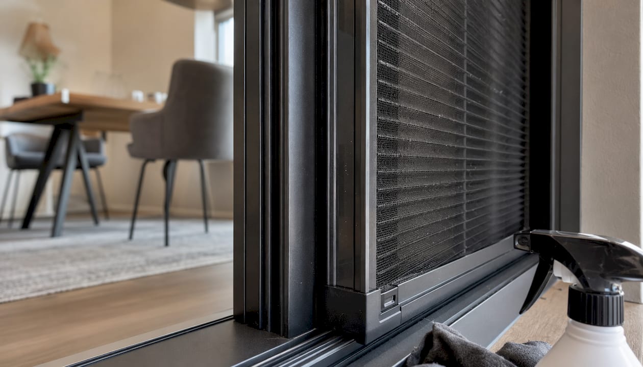 Ausführliche Informationen zu Aluminium-Führungsschienen und hochwertigem Plissee-Stoff