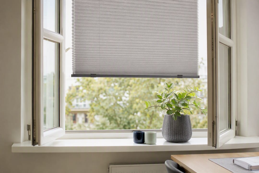 Wabenplissee geschlossen am Fenster trocknend