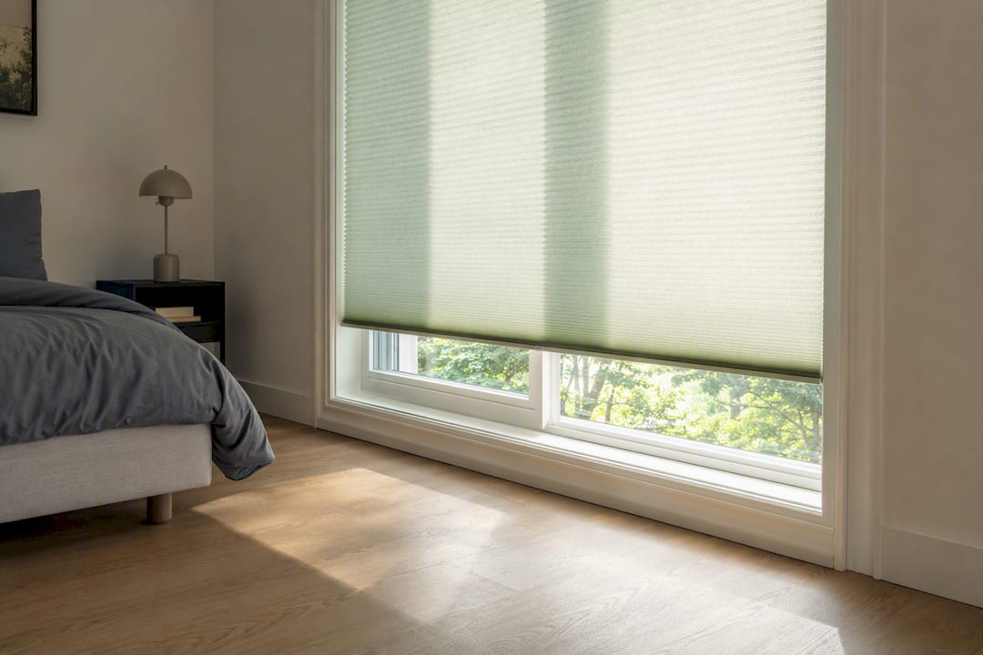 Textiler Plissee-Rollo am modernen Fenster