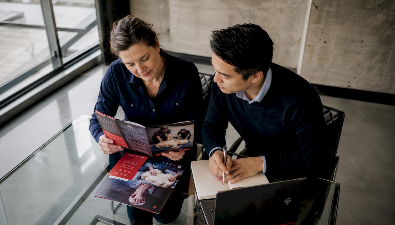 Des agents de sécurité en pleine lecture de supports de formation