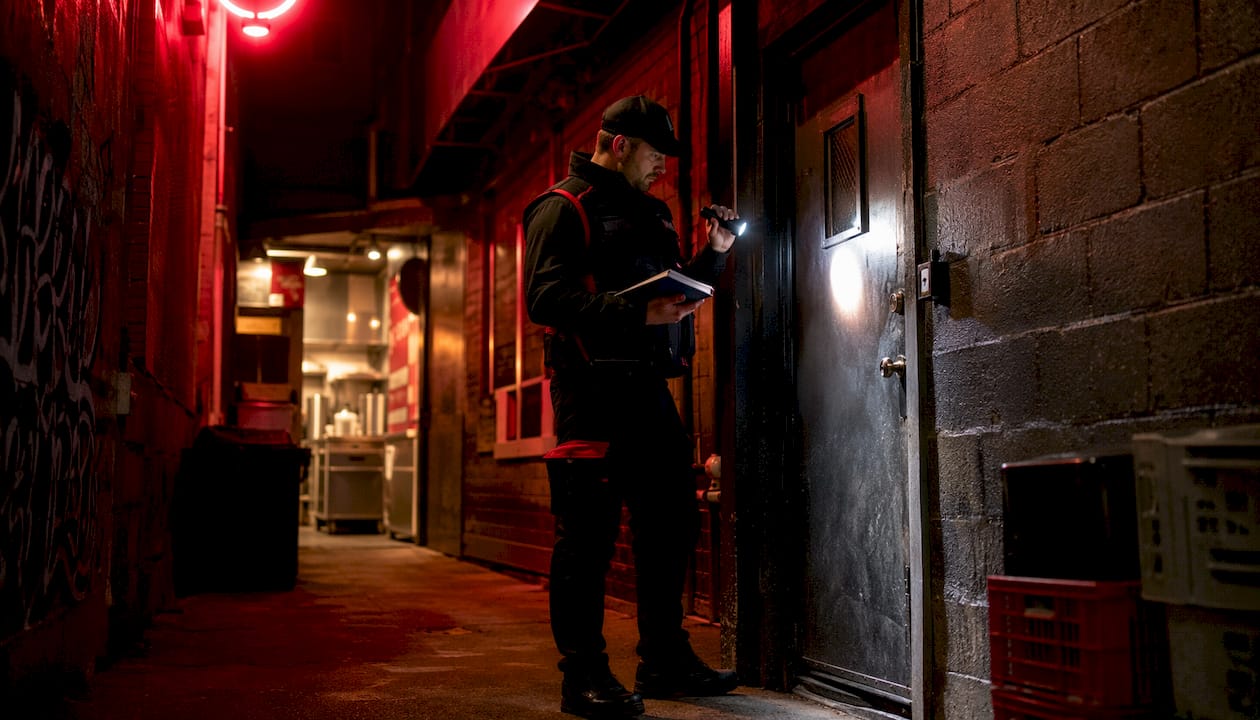 Ronde de surveillance d’un agent de sécurité sur le site en pleine nuit