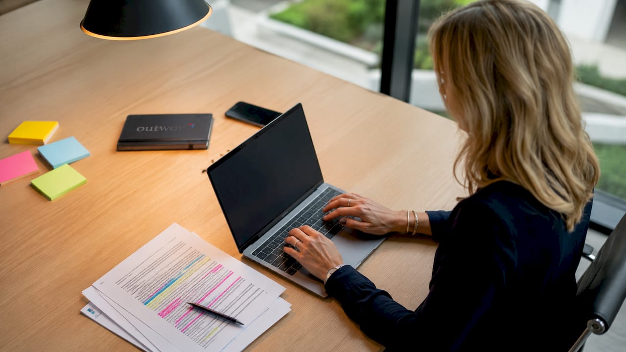 Eine Frau prüft und bewertet Texte, die von künstlicher Intelligenz erstellt wurden.