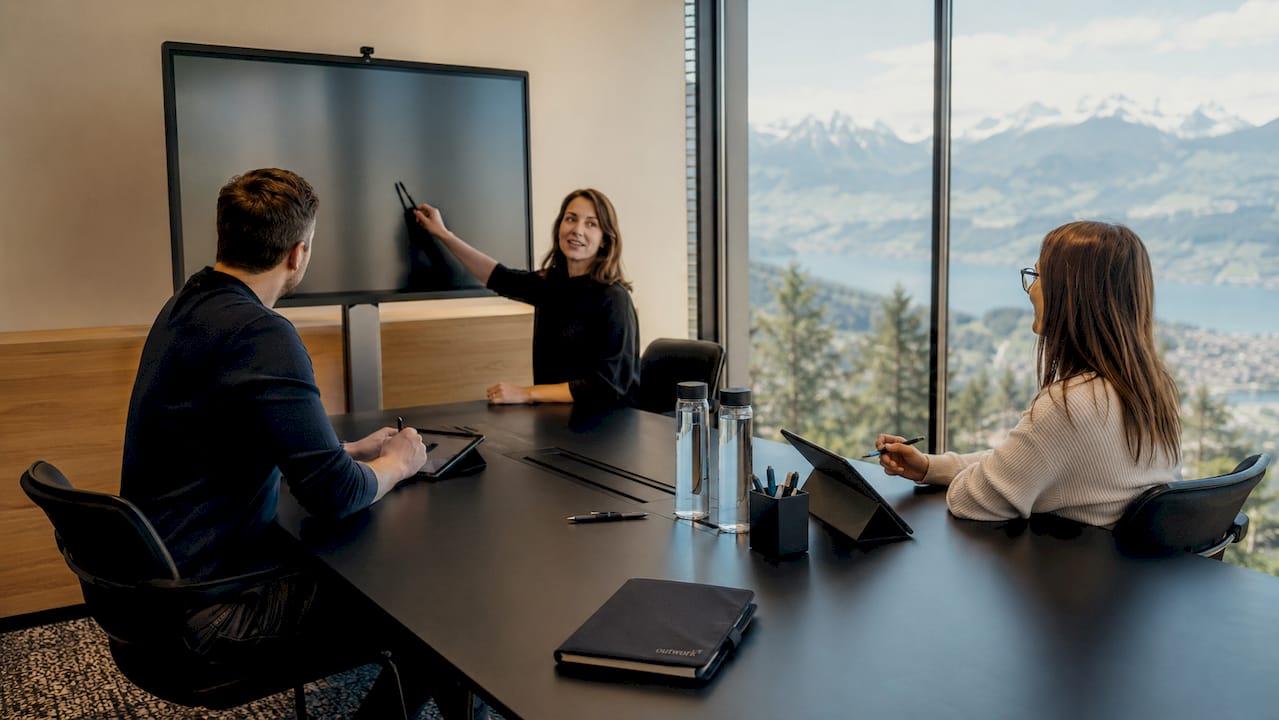 Integrationsarchitekten tauschen sich im Teammeeting intensiv über aktuelle Herausforderungen aus.