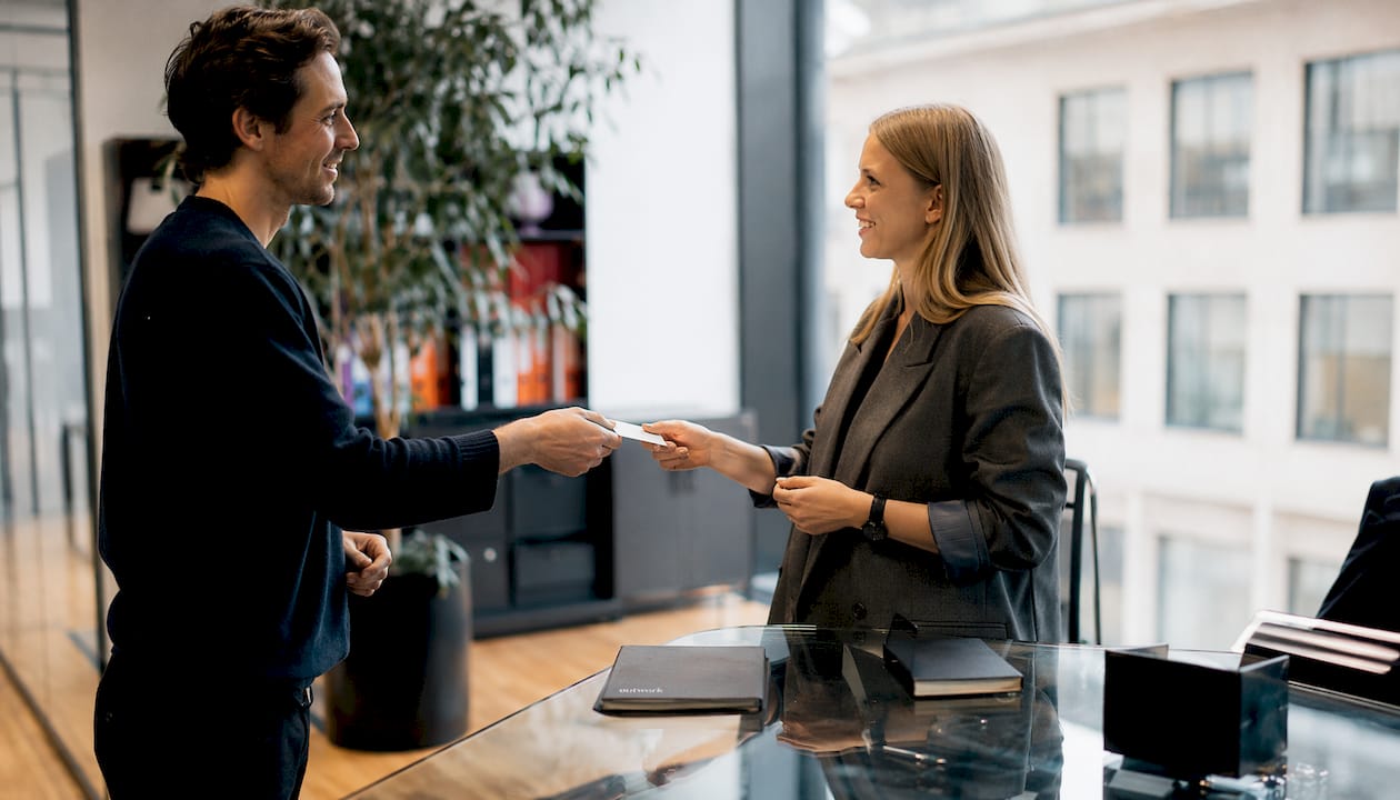 Im Büro werden Visitenkarten unter Kollegen und Geschäftspartnern ausgetauscht.