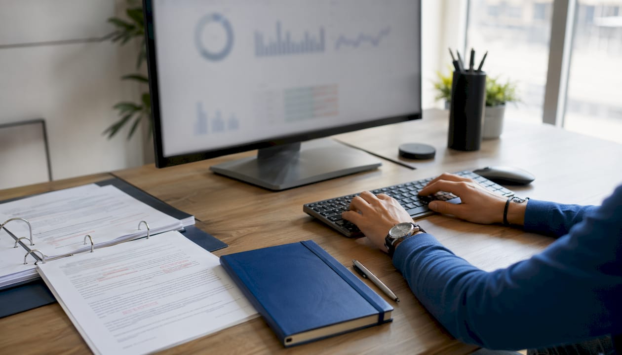 Jemand arbeitet am Computer und führt eine SEO-Audit-Analyse durch.