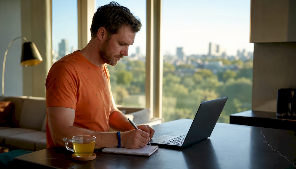 Finger fliegen über die Tastatur, während ein überzeugender Call-to-Action formuliert wird.