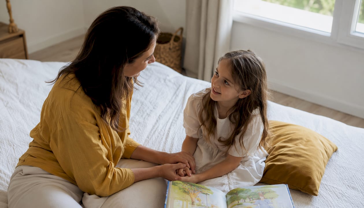 Eine Mutter steht ihrem Kind in einer schweren Trauerphase einfühlsam zur Seite und hilft ihm, über den Verlust zu sprechen.