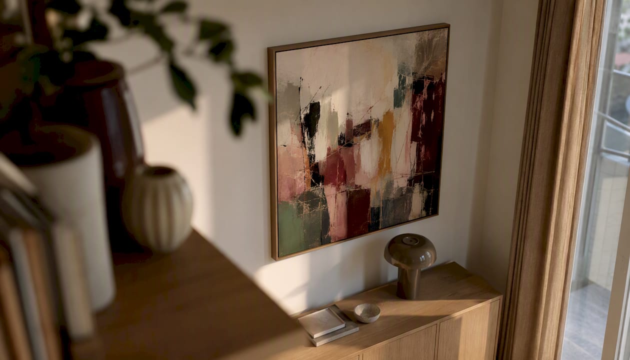 Eingangsbereich des Wohnzimmers mit einem großformatigen Kunstwerk als Blickfang