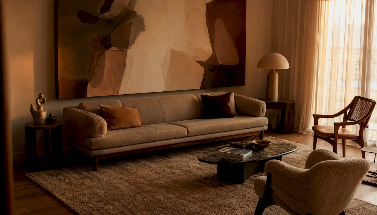 Ein großformatiges Kunstwerk setzt über dem Sofa im Wohnzimmer einen besonderen Akzent.
