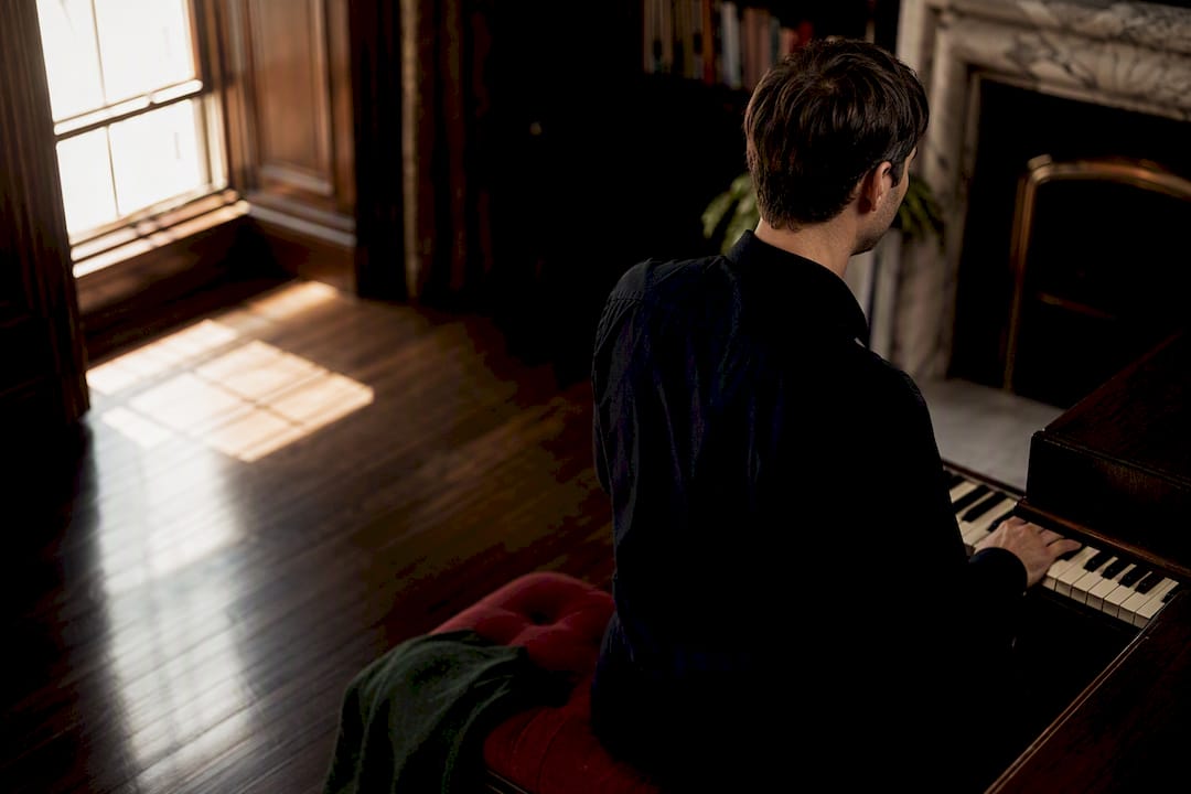 Pianist beginning a focused warm-up