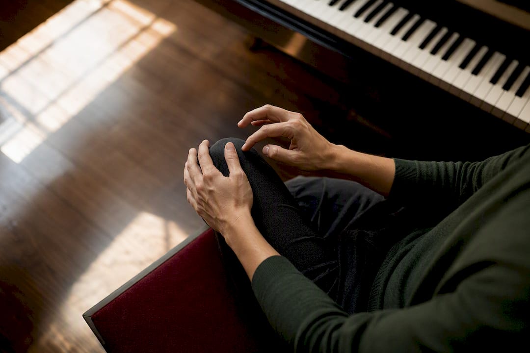 Pianist tapping left-hand rhythm silently